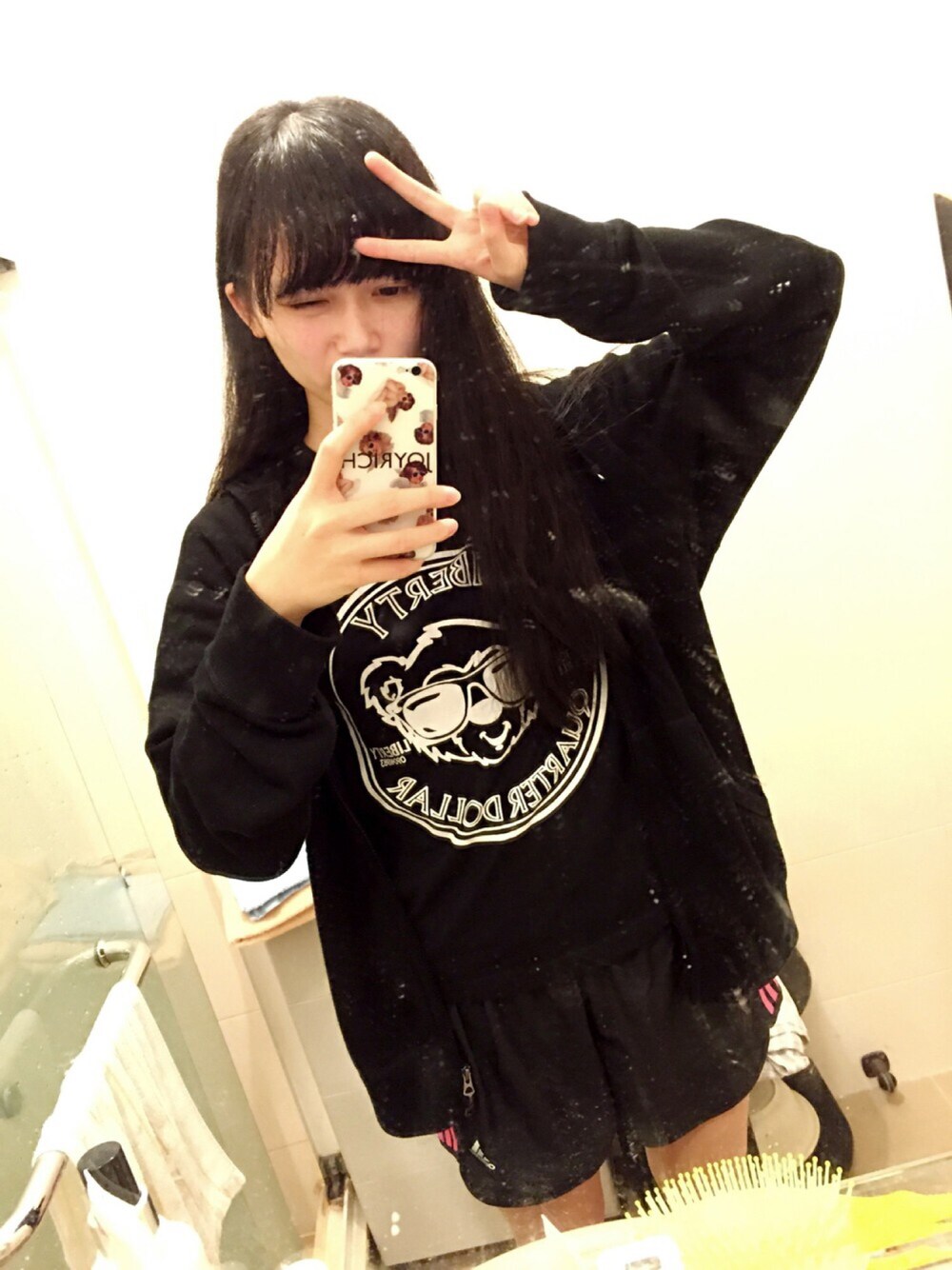 「ootd、休日スタイル、ジョイリッチ(JOYRICH)、JOYRICH、ユニクロ」｜「JOYRICHのアイテム（Tシャツ/カットソー、ブラック系）」を使った、いのりっぴさん（レディース・160cm）の冬コーディネートの1枚目の写真