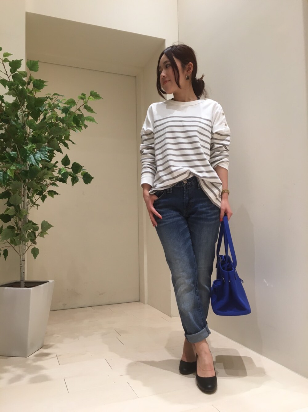 「デニム、ボーダー、カジュアル、青、ブルー」｜「Monameの【Moname(41161003)】CHARLOTTE TIGHT TAPERED（デニムパンツ、ブルー系）」を使った、J'STUDIO EDITスタッフさん（レディース・148cm）の春コーディネートの1枚目の写真