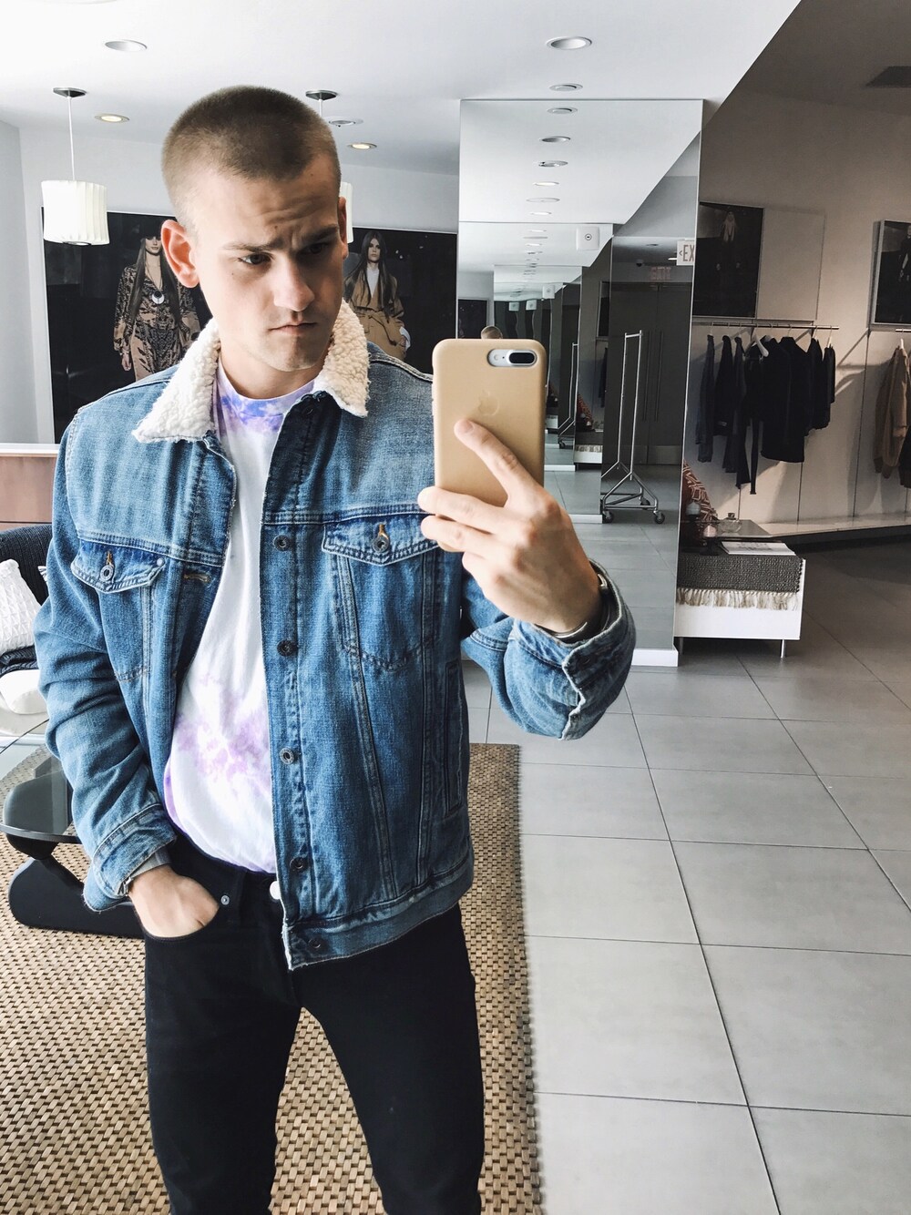 「jeanjackets_wmag、STYLE、denim、denim jacket、menswear、mens fashion、everettwilliams」｜「H&Mのアイテム（デニムジャケット、ブルー系）」を使った、everett Williams さん（メンズ・173cm）の秋コーディネートの1枚目の写真