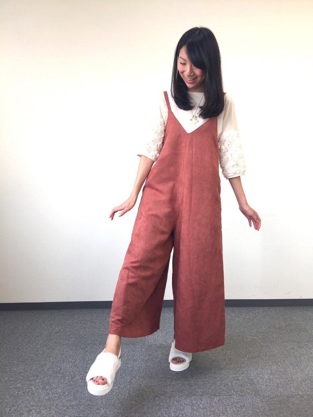 ブラウン系のサロペット/オーバーオール、ホワイト系のサンダル、ピンク系のTシャツ/カットソーを着用したレディースの秋コーディネートの1枚目の写真
