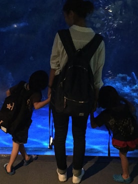 「水族館」｜「アイテム（サロペット/オーバーオール）」を使った、宮原英里さん（レディース・168cm）の夏コーディネート
