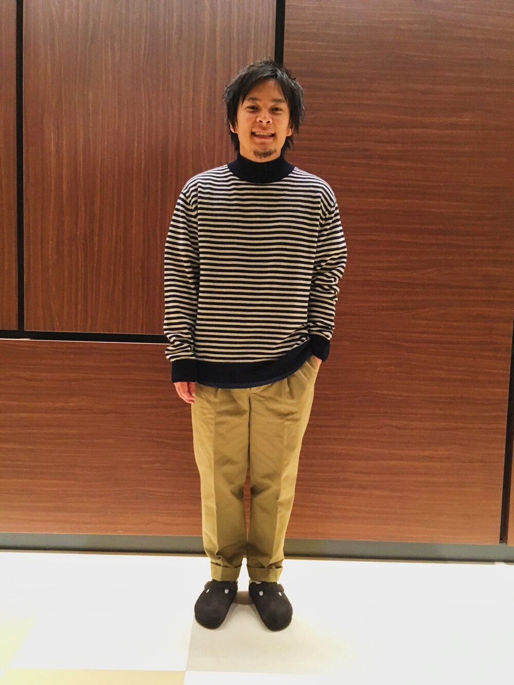 「Scyeの【scye(サイ)】チノ1タックトラウザーズ LDS（チノパンツ、ベージュ系）」を使った、YOSHINOさん（メンズ・158cm）の秋コーディネートの1枚目の写真