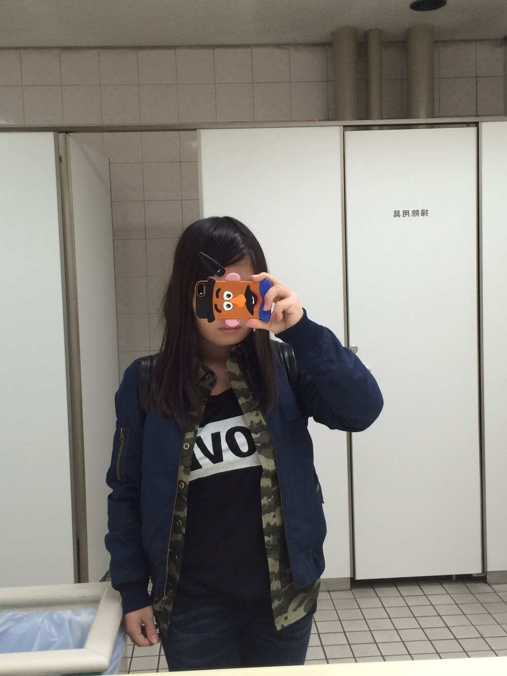 ブルー系のデニムパンツ、ブラック系のTシャツ/カットソー、グリーン系のシャツ/ブラウスを着用したレディースの冬コーディネートの1枚目の写真