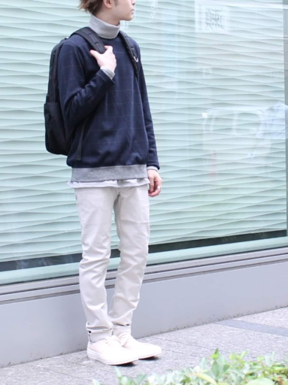 ブルー系のその他トップス、グレー系のニット/セーター、グレー系のTシャツ/カットソーを着用したメンズの夏コーディネートの1枚目の写真