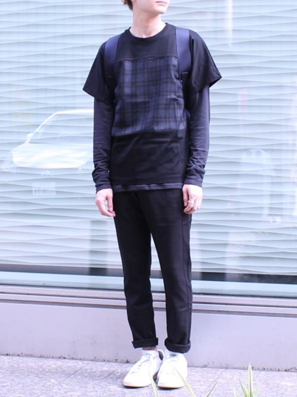 ブラック系のTシャツ/カットソー、ブラック系のTシャツ/カットソーを着用したメンズの夏コーディネートの1枚目の写真