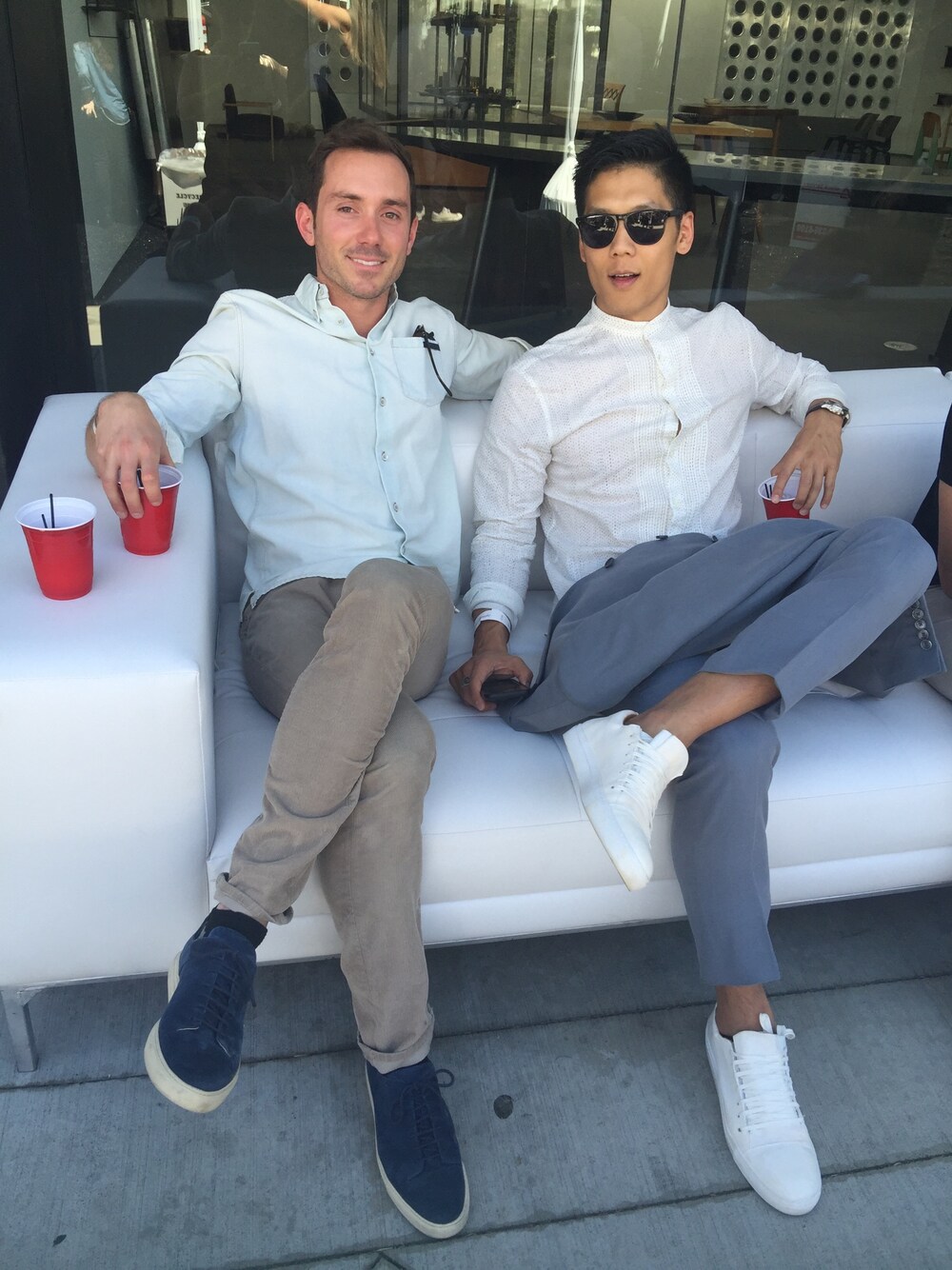 「sneakers、summer、stuarthousebenefit、JohnVarvatos、sanfrancisco、losangeles、STYLE、summersuits」｜「JOHN VARVATOSのアイテム（スニーカー、ホワイト系）」を使った、Tripti Pandeyさん（メンズ・180cm）の秋コーディネートの1枚目の写真