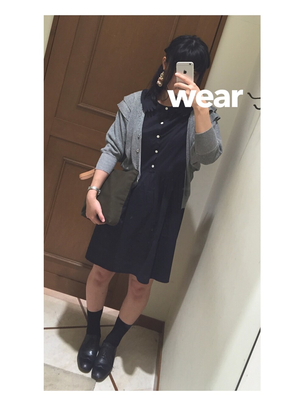 ブラック系のワンピース、ブラック系のドレスシューズ、グレー系のカーディガン/ボレロを着用したレディースの秋コーディネートの1枚目の写真