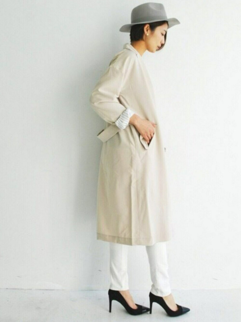 ベージュ系のチェスターコートを着用したレディースの春コーディネートの1枚目の写真