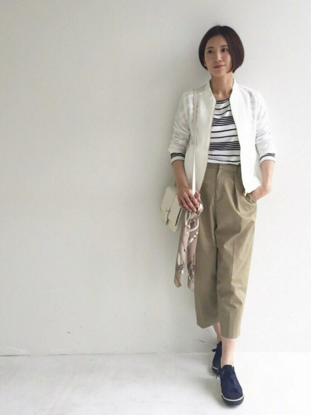 「シンプル、オトナカジュアル、春コーデ、ootd、converse、ラクチンコーデ、ボーダートップス、バンダナ、スカーフ、チノパン」｜「IEDITのＩＥＤＩＴレーベルコレクション　軽やかにきちんと見せるリネン混シャツブルゾン（ノーカラージャケット、ホワイト系）」を使った、kecoさん（レディース・162cm）の春コーディネートの1枚目の写真