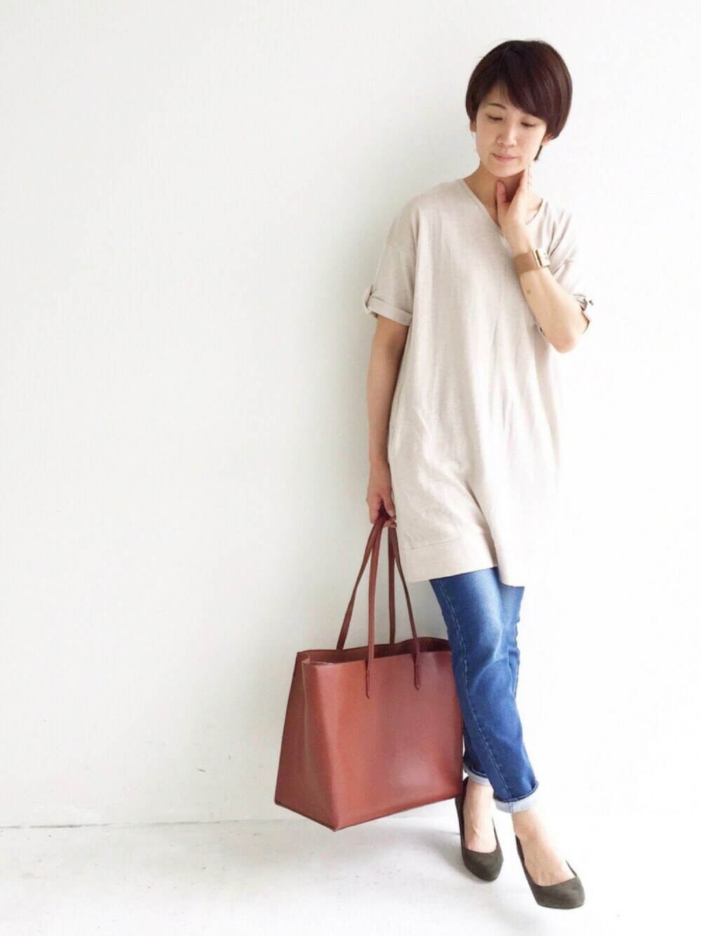 ブルー系のデニムパンツ、その他の福袋/福箱を着用したレディースの春コーディネートの1枚目の写真