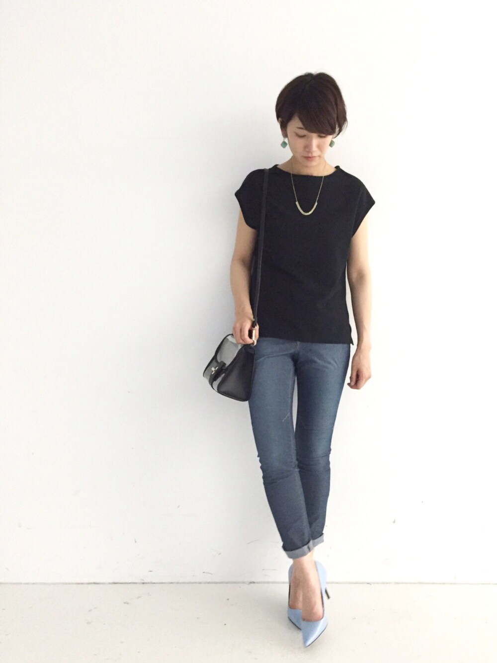 ブラック系のTシャツ/カットソー、ブラック系のデニムパンツを着用したレディースの夏コーディネートの1枚目の写真