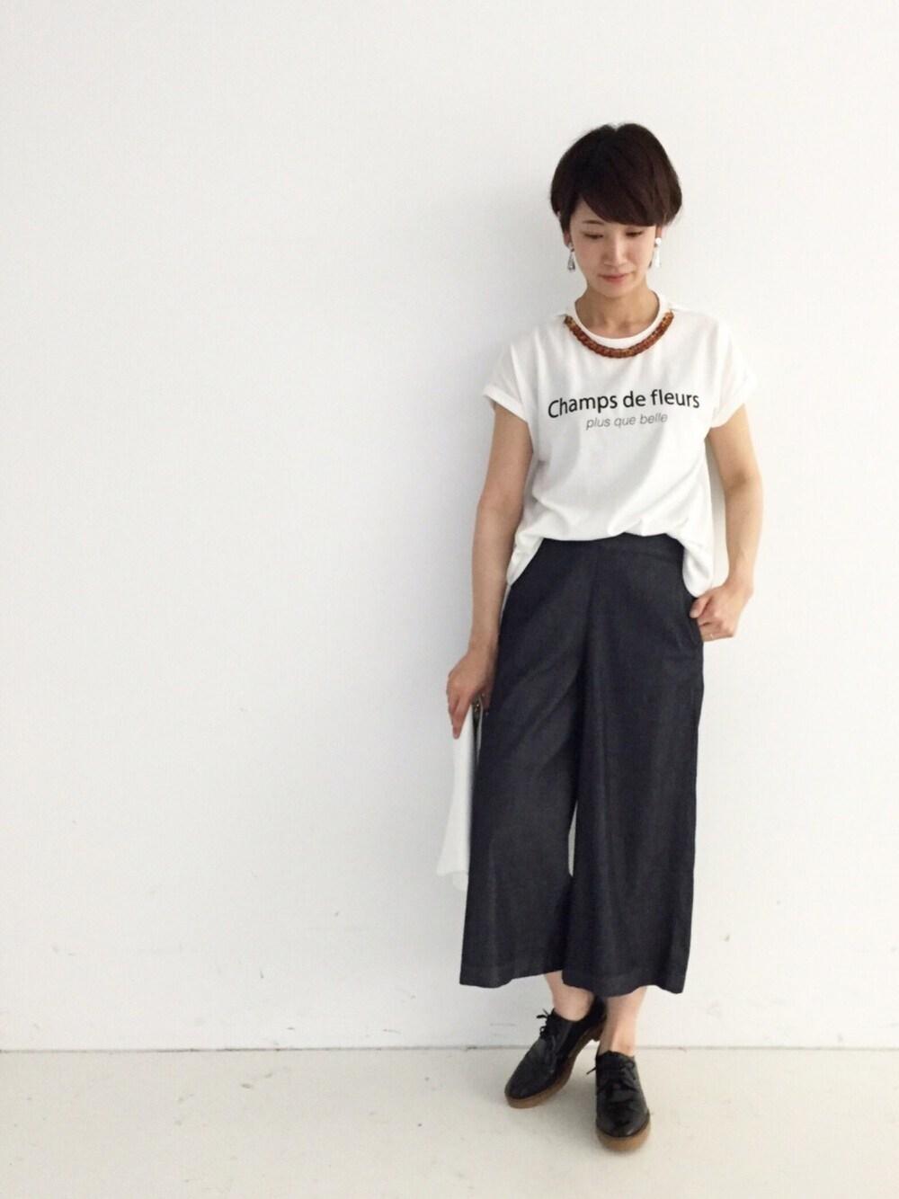 ホワイト系のTシャツ/カットソー、ブルー系のデニムパンツを着用したレディースの夏コーディネートの1枚目の写真