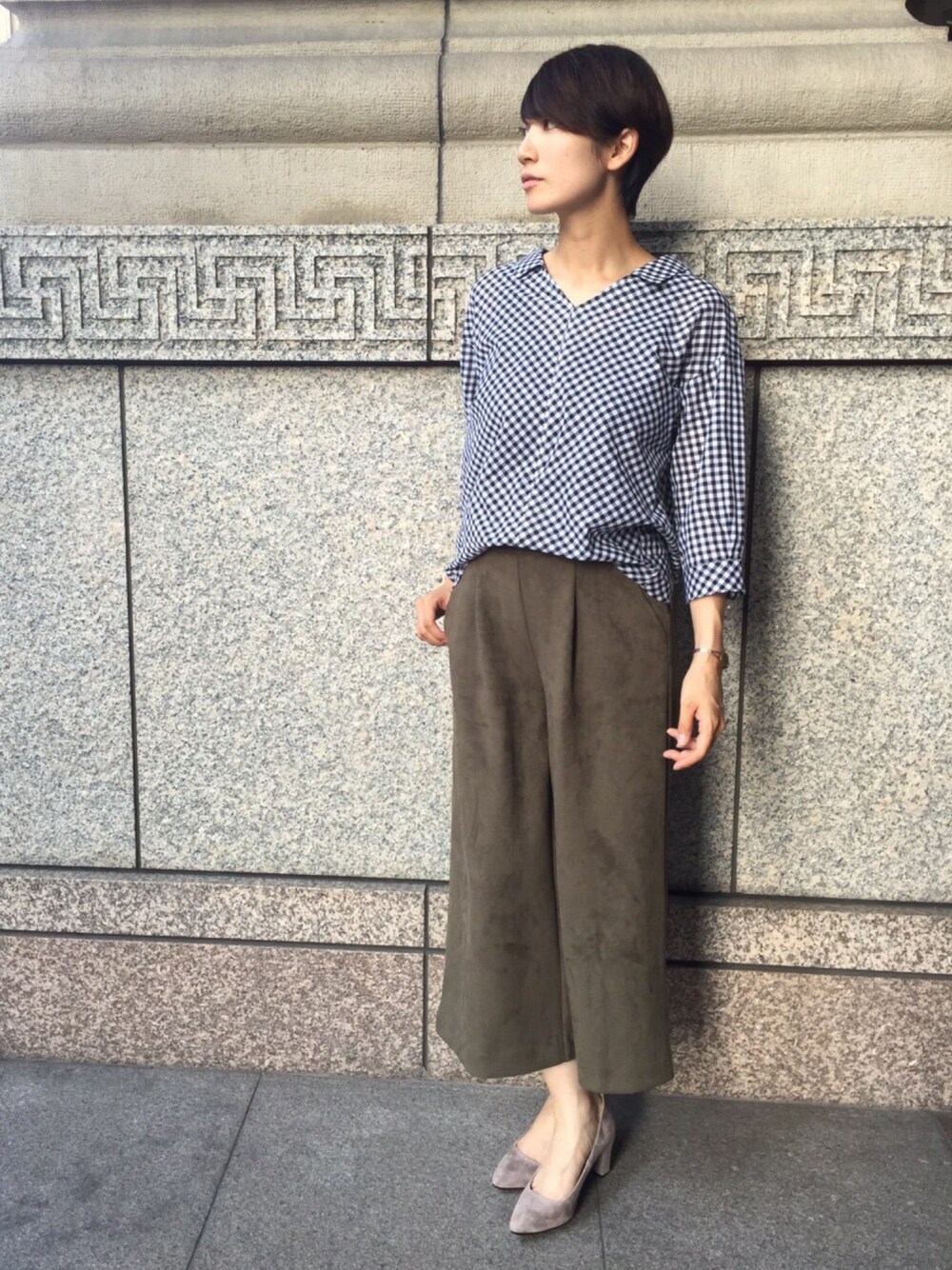 「カジュアル、オトナカジュアル、summer、シンプル、ootd、ワイドパンツ、ブラウス、ギンガムチェックシャツ、スウェード、カーキパンツ」｜「Live in comfortのリブ　イン　コンフォート　ゆるシルエットできゃしゃ見せ　フロントインしているみたいなこなれスキッパー風プルオーバーシャツ　（シャツ/ブラウス、その他）」を使った、kecoさん（レディース・162cm）の夏コーディネートの1枚目の写真