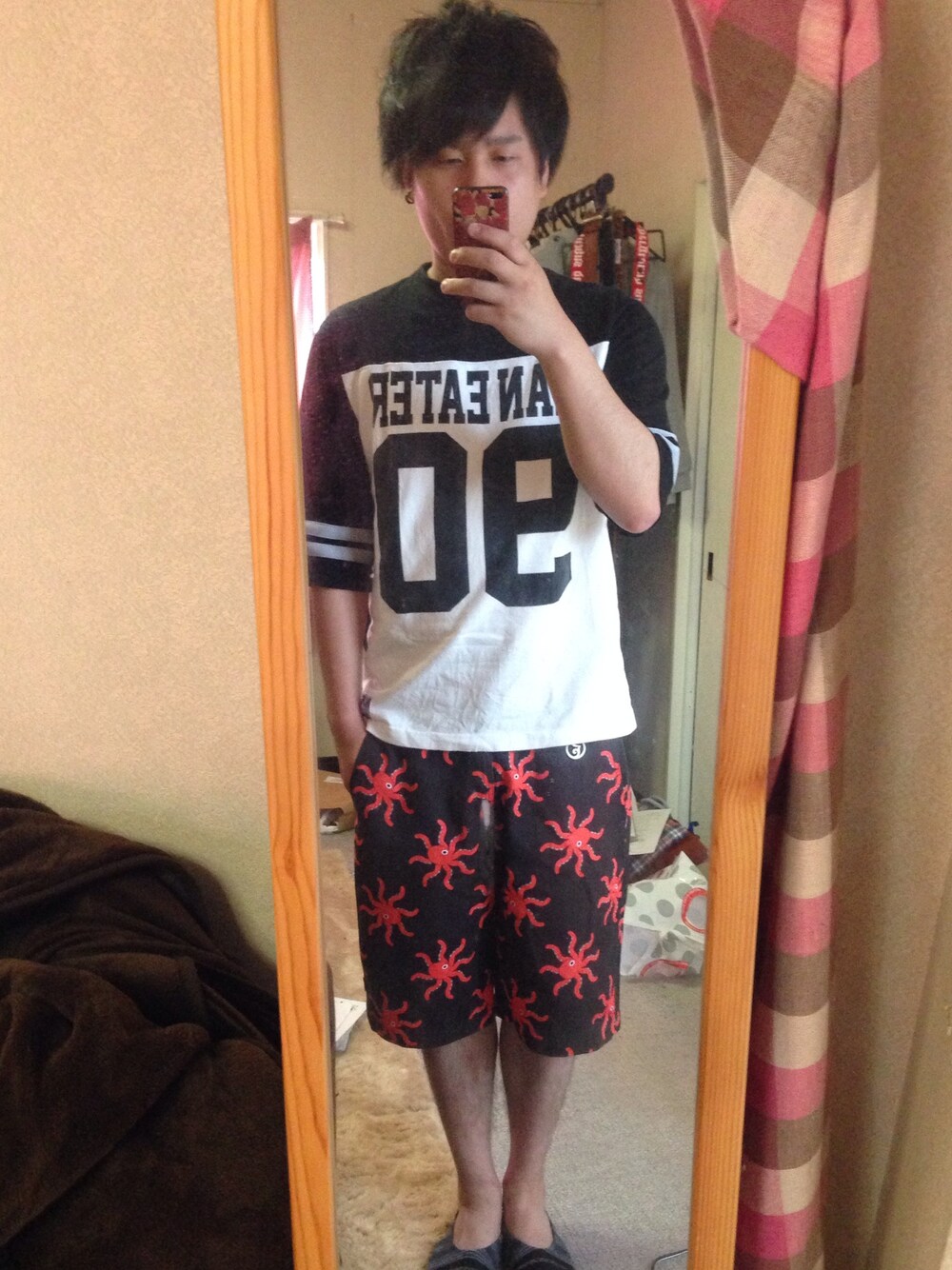 「夏、ショートパンツ、ストリート、低身長、フットボールTシャツ、タコ、ロリクレ」｜「ROLLING CRADLEのMANEATERS FOOT Tシャツ（Tシャツ/カットソー、ホワイト系）」を使った、しけーやさん（メンズ・163cm）の夏コーディネートの1枚目の写真