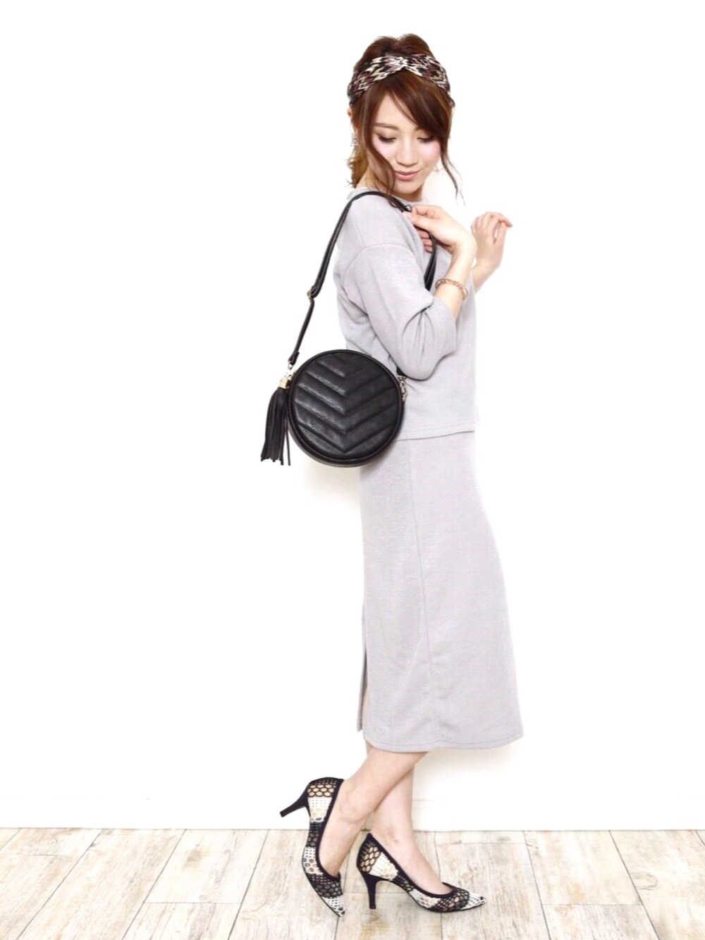 「大人カジュアル、シンプル、ママコーデ、ニット、セットアップ、パンプス」｜「PLAIN CLOTHINGの【PLAIN CLOTHING】ラウンドミニショルダーバッグ（ショルダーバッグ、ブラック系）」を使った、Ayuri Minamiさん（レディース・150cm）の春コーディネートの1枚目の写真