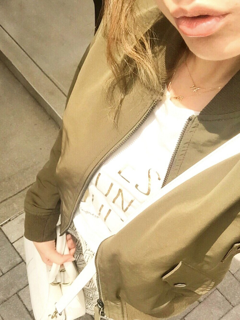 「大人カジュアル、参観日、カーキ、柄スカート、パンプス、UNIQLO、MA-1、ママコーデ、アングリッド、DouDou」｜「UNIQLOのアイテム（ブルゾン、グリーン系）」を使った、Ayuri Minamiさん（レディース・150cm）の春コーディネートの1枚目の写真