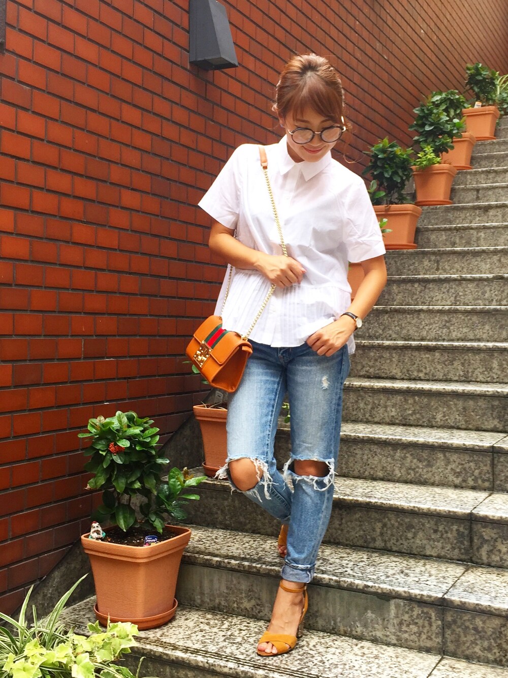 「オトナカジュアル、denim、シャツスタイル、カジュアル、ショルダーバッグ、サンダル、さわやか」｜「MOUSSYのMV Latrobe Tapered（デニムパンツ、ブルー系）」を使った、Ayuri Minamiさん（レディース・150cm）の夏コーディネートの1枚目の写真