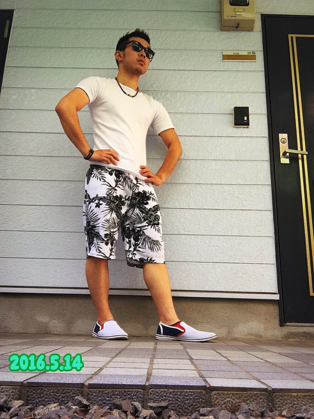 ホワイト系のシューズ、ホワイト系のパンツ、ホワイト系のTシャツ/カットソーを着用したメンズの春コーディネートの1枚目の写真