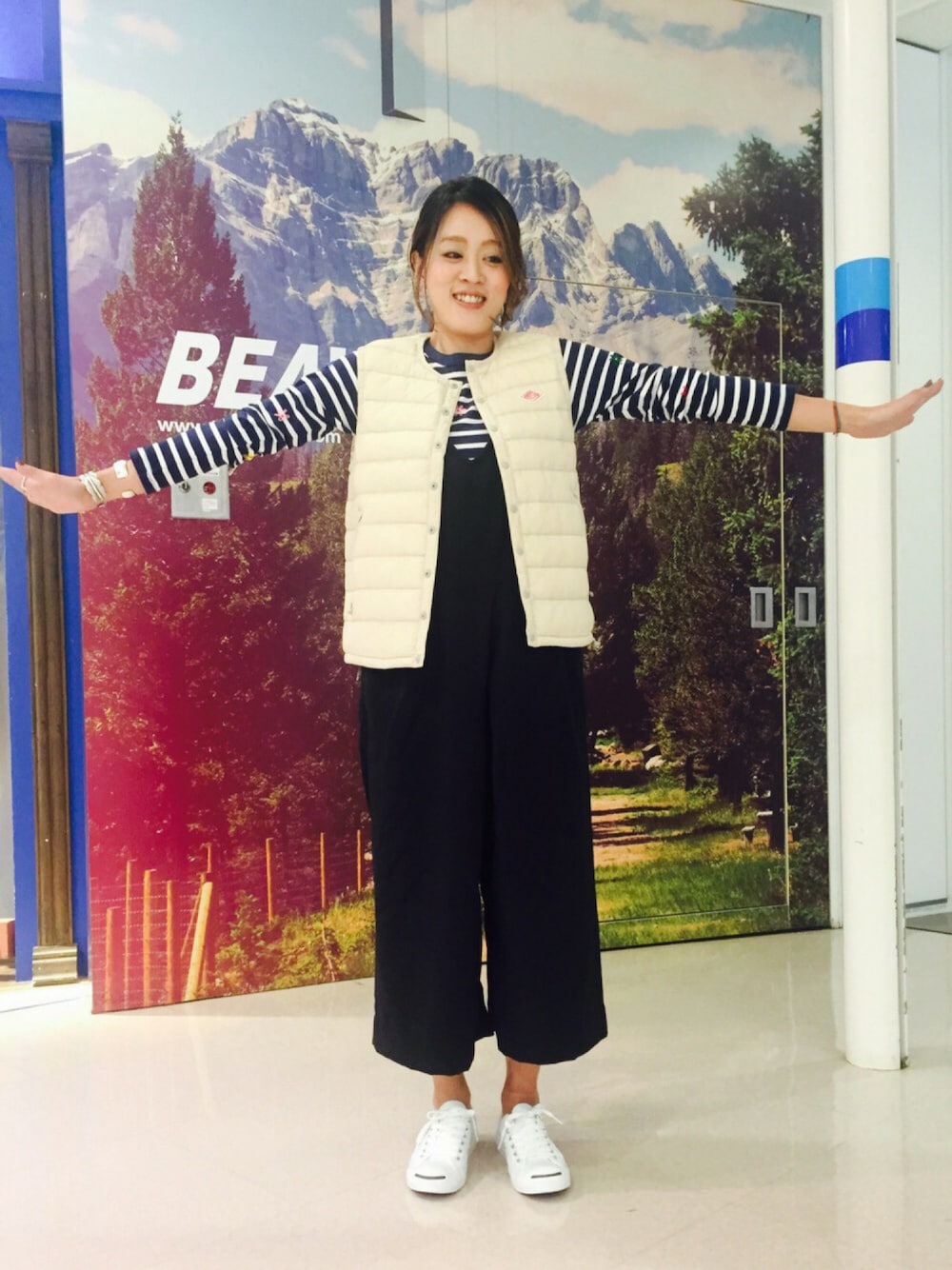 「Danton、インナーダウン、オトナカジュアル、シンプルスタイル、秋のコーデ、コンバース、サロペット、BEAVER、casual、ベスト」｜「D.M.G.のD.M.G./ディーエムジー　ワイドオーバーオール（サロペット/オーバーオール、ブルー系）」を使った、さゆるゆるさん（レディース・155cm）の秋コーディネートの1枚目の写真