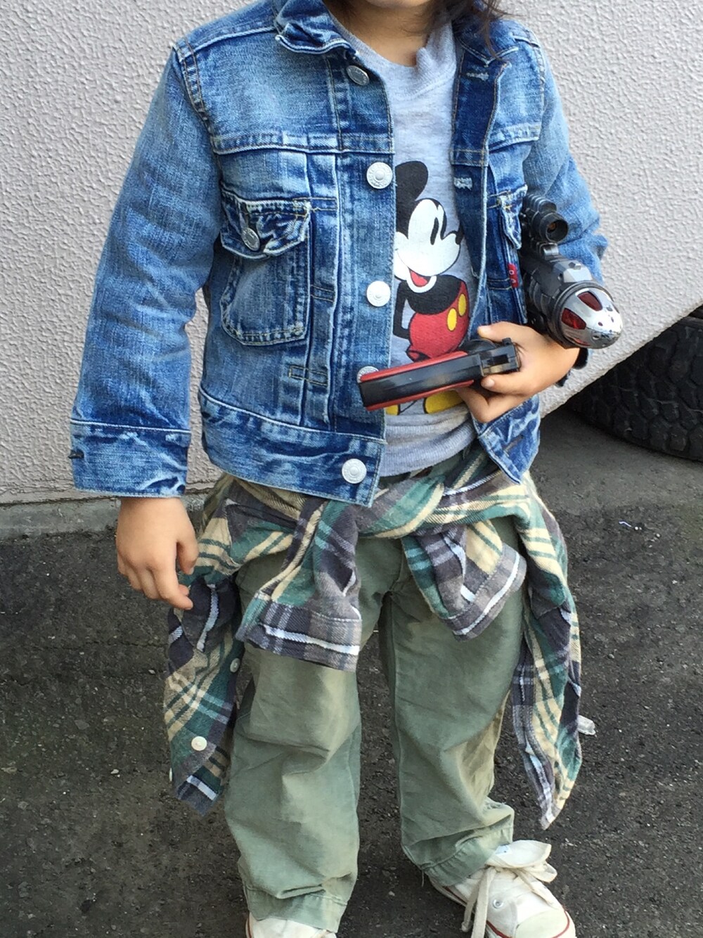 「kids fashion」｜「GO TO HOLLYWOODのアイテム（デニムジャケット、ブルー系）」を使った、@kiiiさん（キッズ・100cm）の冬コーディネートの1枚目の写真