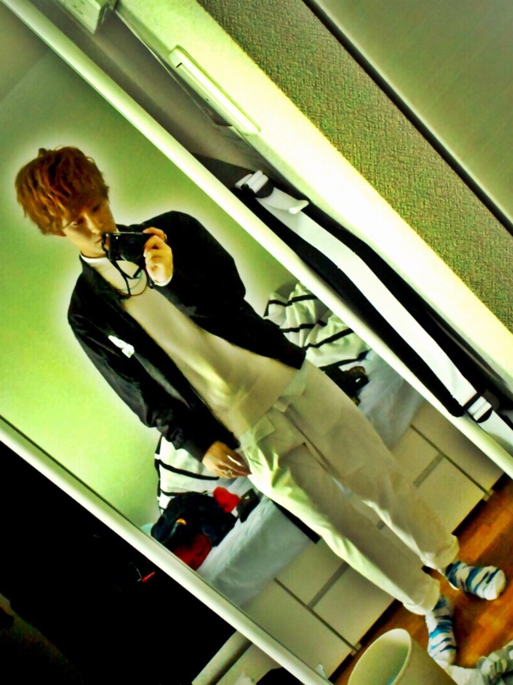 「palaceskateboards、palace、black、white、MIDWEST、ホワイトパンツ」｜「PALACEのアイテム（ブルゾン、ブラック系）」を使った、Kentoさん（メンズ・168cm）の春コーディネートの1枚目の写真