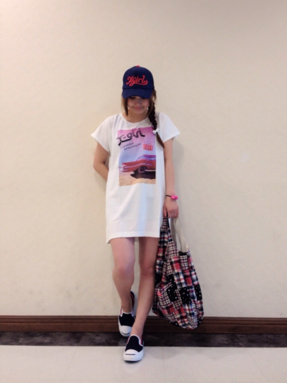 「コンバース、ワンピース、x-girl」｜「X-girlのSTOP BY S/S TEE DRESS（ワンピース、ホワイト系）」を使った、chikaさん（レディース・153cm）の春コーディネートの1枚目の写真