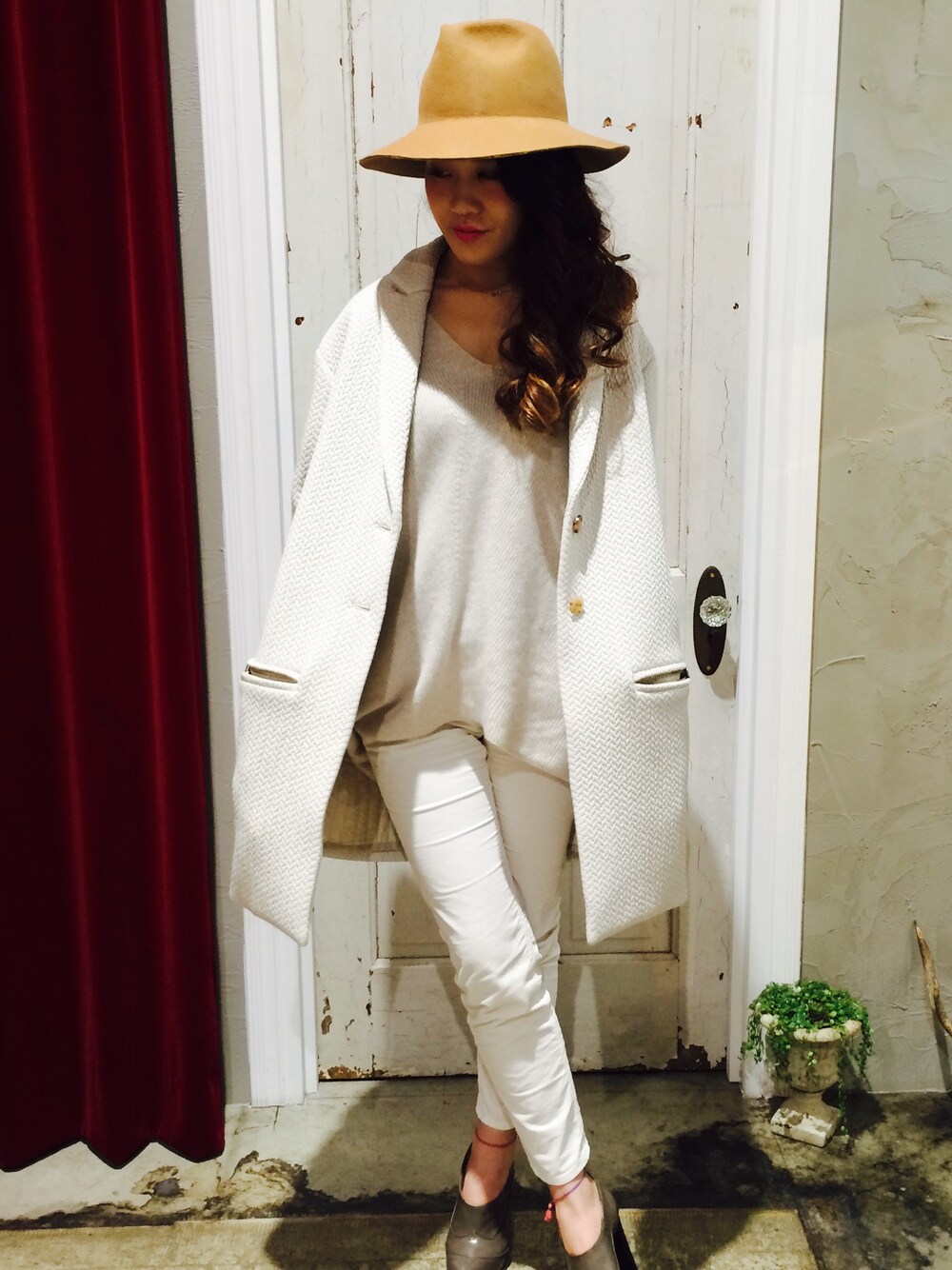 ホワイト系のチェスターコート、ホワイト系のその他パンツ、グレー系のブーティを着用したレディースの冬コーディネートの1枚目の写真