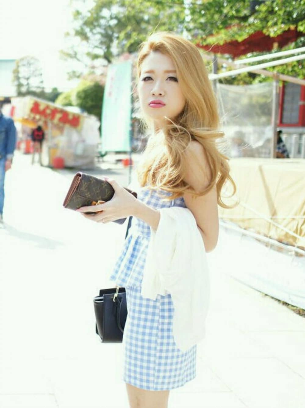 ホワイト系のトップス、ブルー系のスカート、ブルー系のチューブトップを着用したレディースの夏コーディネートの1枚目の写真