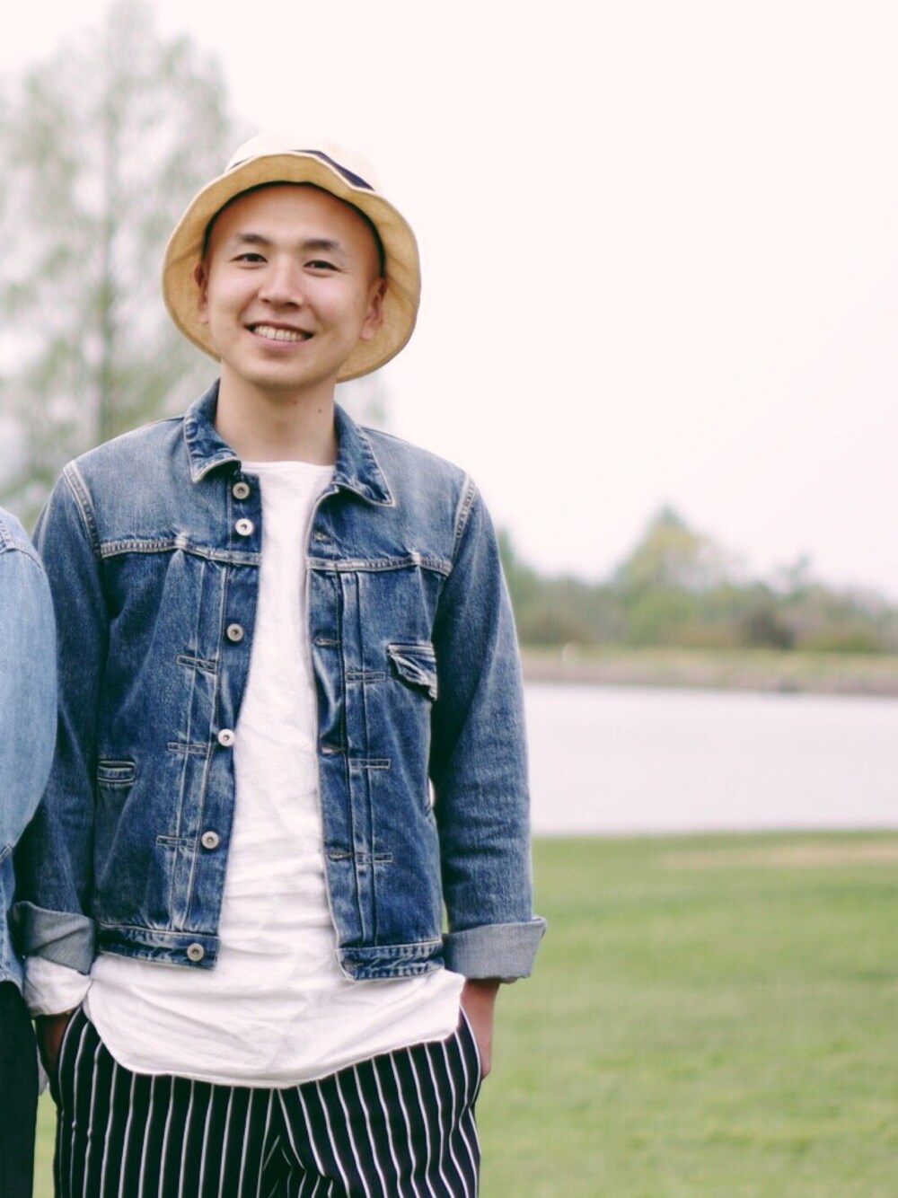 「ピクニック、しましま、nonnative、COMESANDGOES、UNIVERSAL PRODUCTS、シェフパンツ、コックパンツ、Gジャン」｜「nonnativeのアイテム（デニムジャケット、ブルー系）」を使った、osamu_ritaさん（メンズ・168cm）の夏コーディネートの1枚目の写真