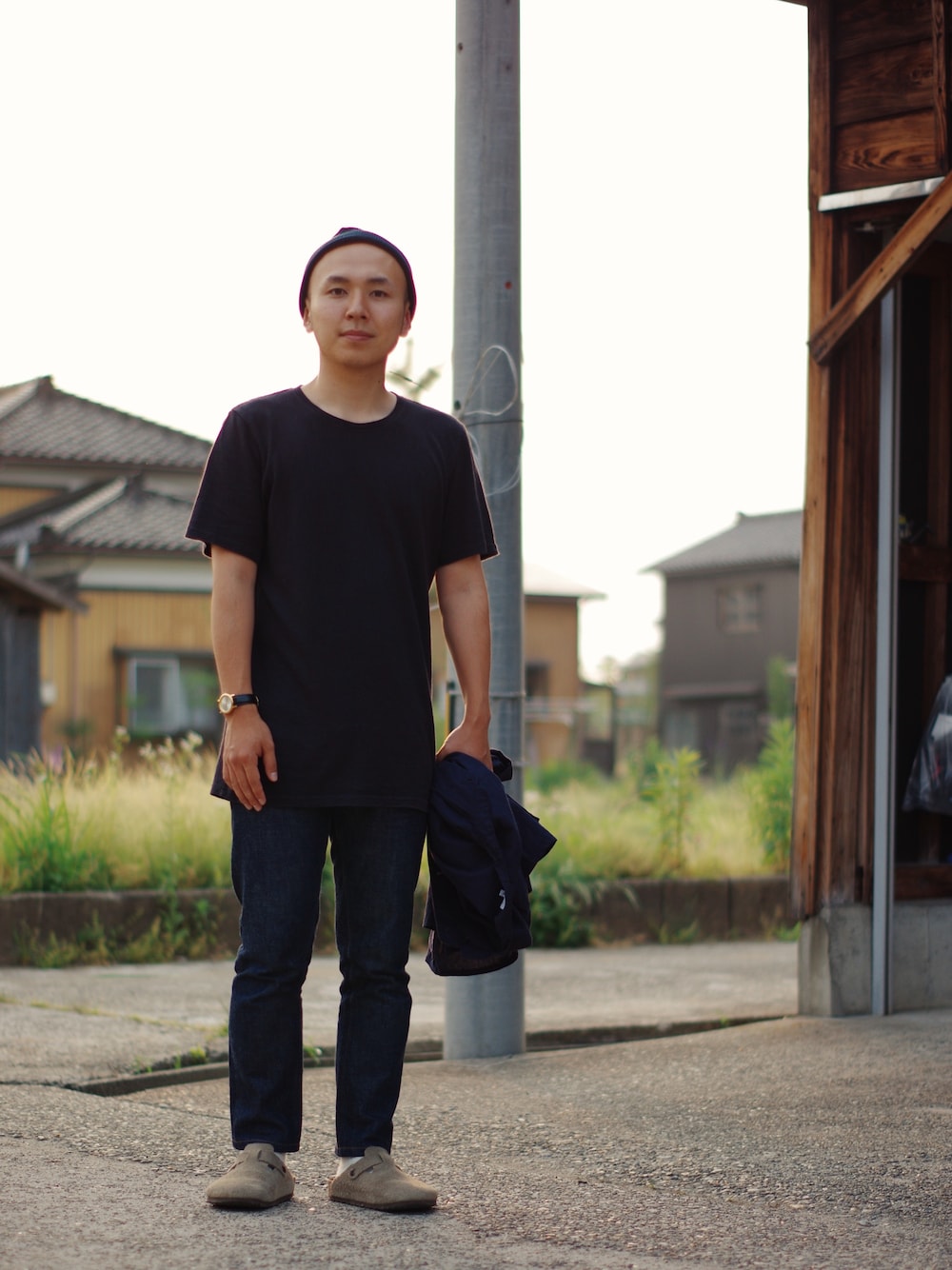 「A.P.C.、JUNG MAVEN、birkenstock、UNIVERSAL PRODUCTS、COMESANDGOES、ニットキャップ、タグコレ☆お気に入りのTシャツ、acehotel、ENGINEERED GARMENTS」｜「JUNG MAVENのアイテム（Tシャツ/カットソー、ブラック系）」を使った、osamu_ritaさん（メンズ・168cm）の夏コーディネートの1枚目の写真