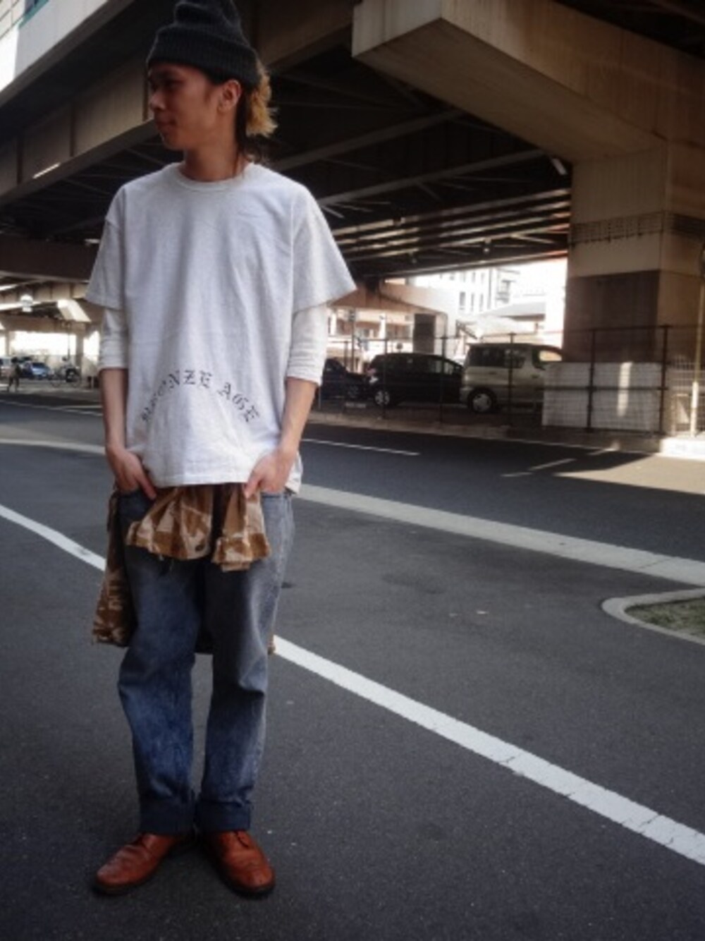 「カモフラ、SK8　、革靴」｜「BRONZE AGE T-sh（Tシャツ/カットソー、グレー系）」を使った、中尾聖隆さん（メンズ・175cm）の春コーディネートの1枚目の写真
