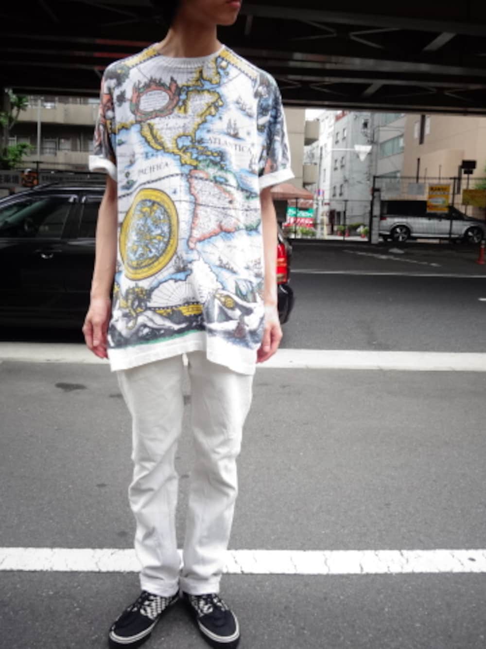 「ビンテージ、オールホワイト、REISSUE」｜「World　Map　T-sh（Tシャツ/カットソー、ホワイト系）」を使った、中尾聖隆さん（メンズ・175cm）の夏コーディネートの1枚目の写真