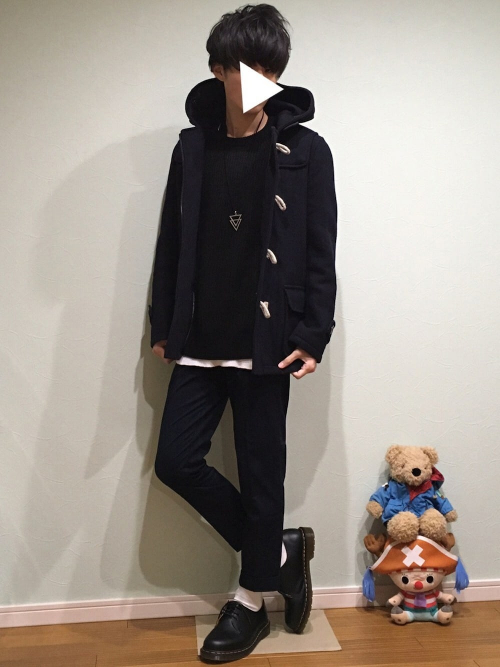 「大人カジュアル、ブラックコーデ、シンプルコーデ、レイヤードスタイル、UNIQLO、革靴、ニット、テーパードパンツ、プチプラ、モノトーン」｜「Right-onのアイテム（ダッフルコート、ブラック系）」を使った、taiさん（メンズ・179cm）の秋コーディネートの1枚目の写真