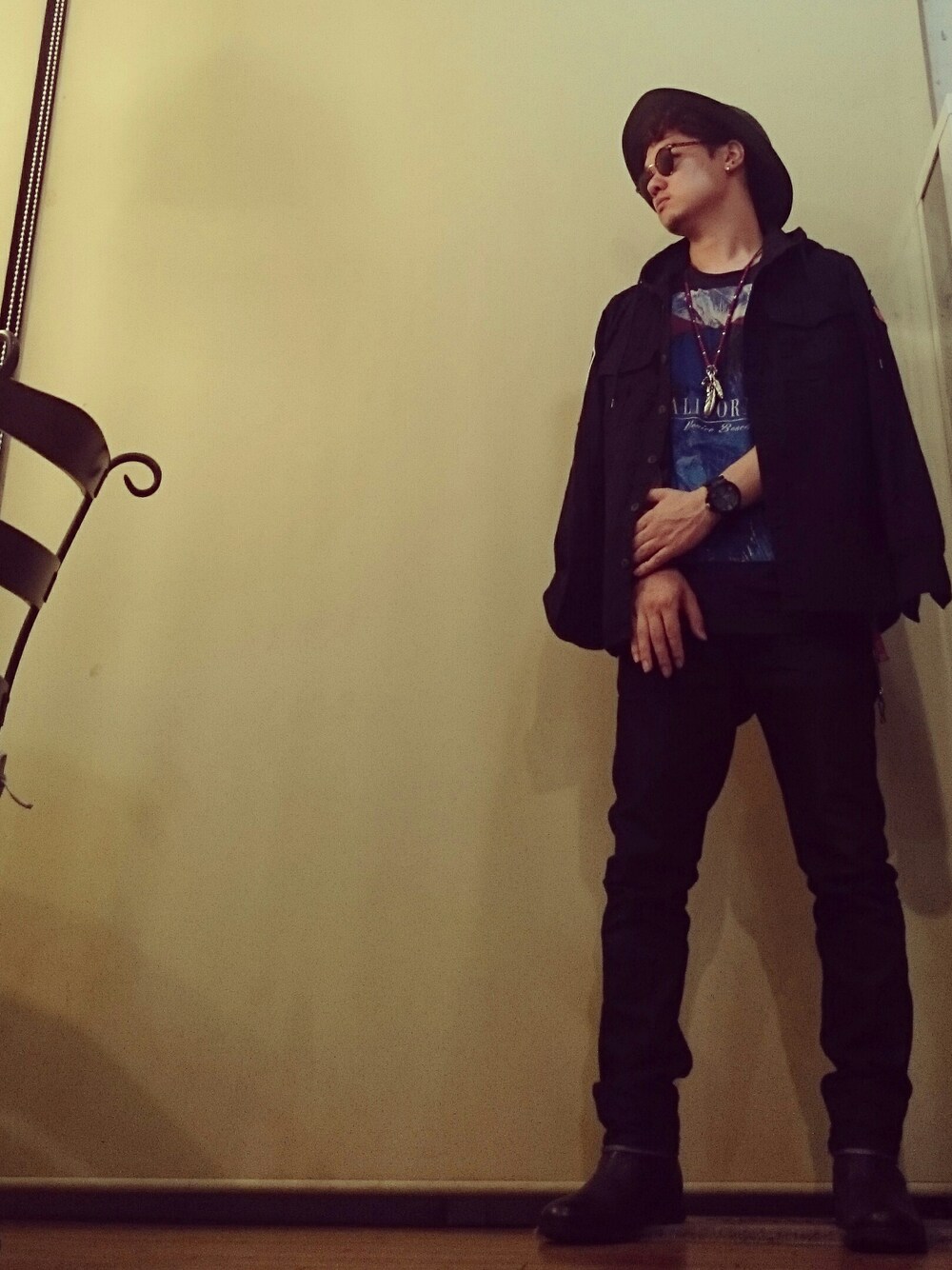 ブラック系のシューズ、ブラック系のトップス、ブルー系のトップスを着用したメンズの秋コーディネートの1枚目の写真