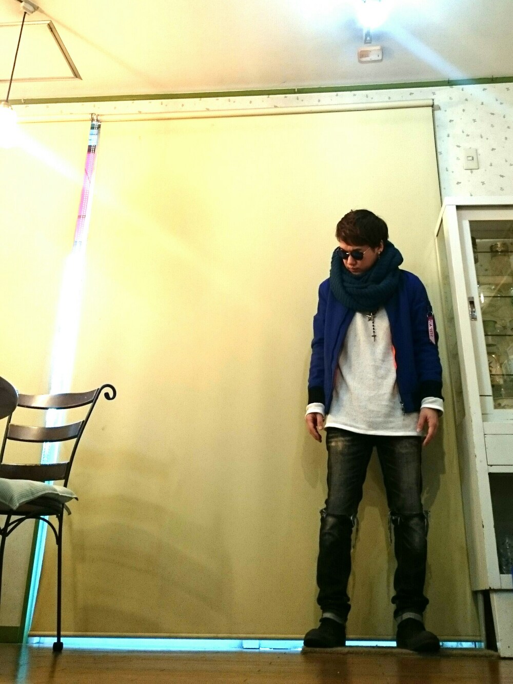 ブラック系のデニムパンツ、ブルー系のブルゾン、ブラック系のスニーカーを着用したメンズの冬コーディネートの1枚目の写真