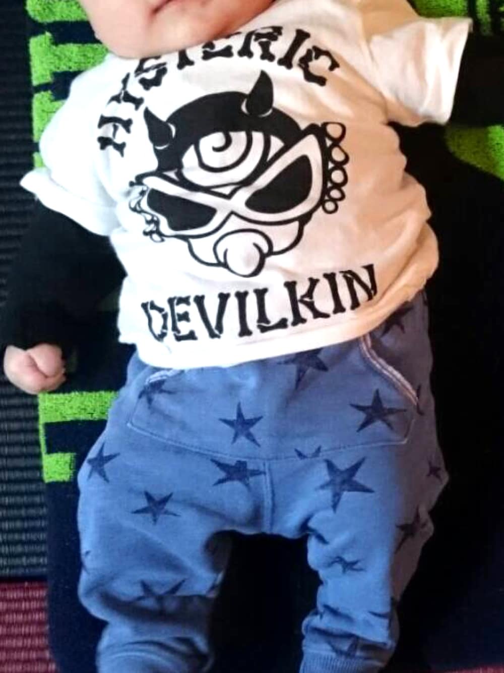「男の子、0歳3カ月、首座りかけ、親バカ」｜「HYSTERIC MINIのBABY DEVILKIN BABY'S Tシャツ・つの付きロンパース SET（ロンパース、ホワイト系）」を使った、EITA☆MAMAさん（キッズ・50cm）の春コーディネートの1枚目の写真