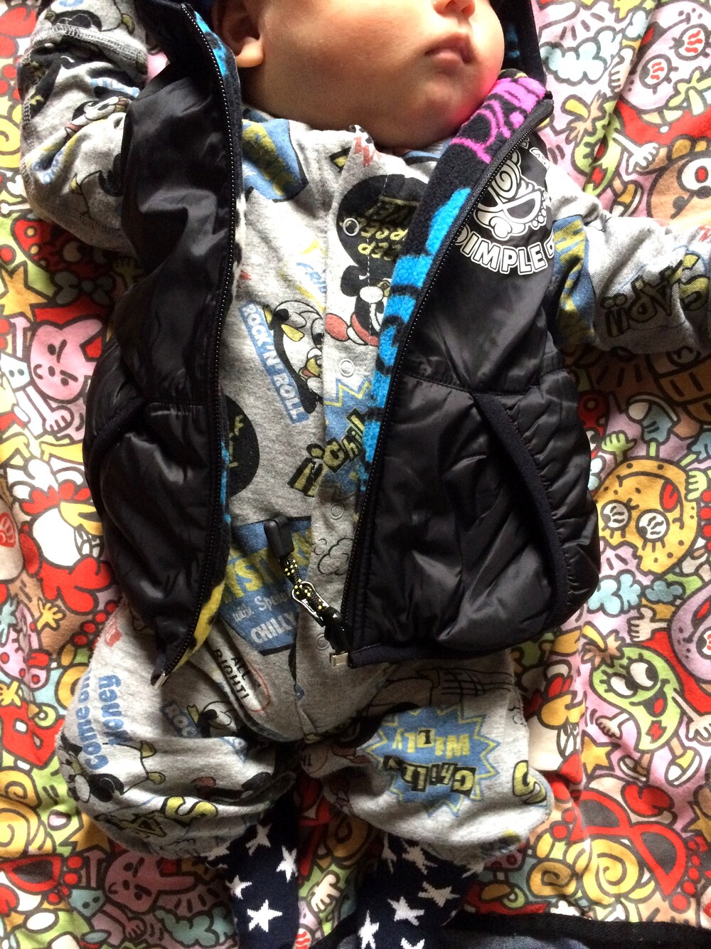「男の子、0歳3ヶ月、予防接種後、親バカ」｜「JOEY HYSTERICのCW/CHILLY PUNKS総柄 2WAYALL（ロンパース、グレー系）」を使った、EITA☆MAMAさん（キッズ・50cm）の春コーディネートの1枚目の写真