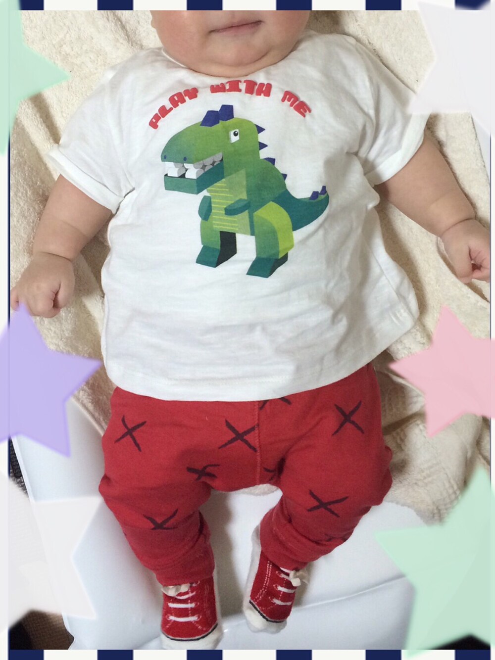 「男の子、0歳3ヶ月、散歩DAY、ご機嫌さん、寝返りしそうな息子、可愛い♡、親バカ」｜「ZARA KIDSのアイテム（Tシャツ/カットソー、ホワイト系）」を使った、EITA☆MAMAさん（キッズ・50cm）の春コーディネートの1枚目の写真