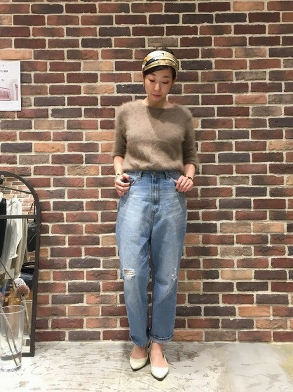 「ニット、デニム、ダメージデニムパンツ、ふんわり、オトナカジュアル、ベージュのニット、軽くて暖かい」｜「NOMBRE IMPAIRのブラッシュウール ラウンドネックプルオーバー（ニット/セーター、ベージュ系）」を使った、tahara.さん（レディース・164cm）の秋コーディネートの1枚目の写真