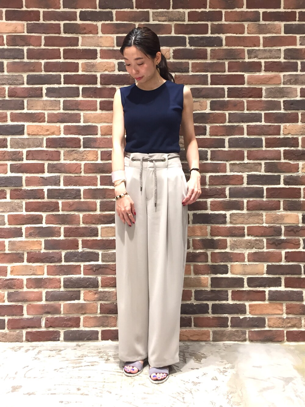 「シンプル、休日スタイル、ワイドパンツ、サンダル、夏コーデ、ノースリーブ、ゴールドアクセ、アラフォー」｜「FIL DE FERのポリエステルベネシャン ワイドパンツ（その他パンツ、ベージュ系）」を使った、tahara.さん（レディース・164cm）の春コーディネートの1枚目の写真