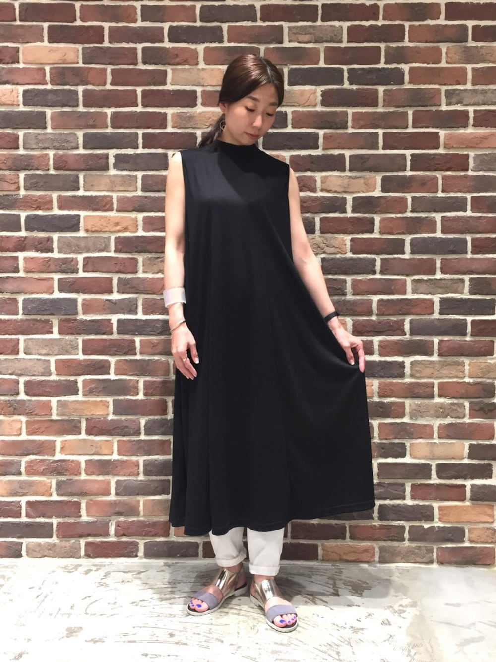 「ワンピース、ブラック、ホワイトデニム、ロングワンピース、夏コーデ、ノースリーブ、ゆるコーデ、アラフォー、スポーツサンダル、オトナカジュアル」｜「FIL DE FERのソフトスムース フレアロングワンピース（ワンピース、ブラック系）」を使った、tahara.さん（レディース・164cm）の夏コーディネートの1枚目の写真