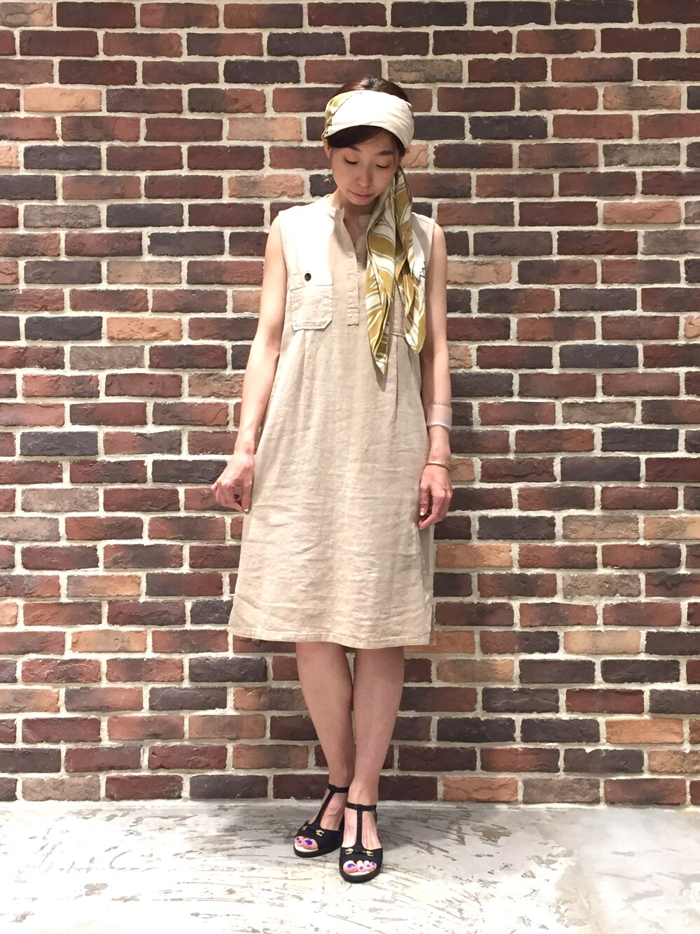 「ワンピース、スカーフ、休日スタイル、きれいめカジュアル、シンプルコーデ、夏コーデ、アラフォー」｜「NOMBRE IMPAIRのレーヨン麻製品染め　スタンドノースリワンピース（ワンピース、ベージュ系）」を使った、tahara.さん（レディース・164cm）の夏コーディネートの1枚目の写真