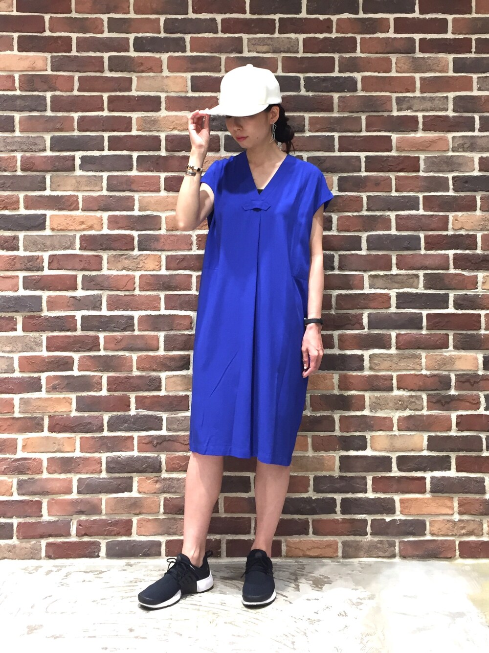 「シンプル、ブルー、夏、キャップ、スニーカーコーデ、スポーツミックス、大人コーデ、アラフォー、ワンピース×スニーカー」｜「NOMBRE IMPAIRのレーヨンブロード　フレンチワンピース（ワンピース、ブルー系）」を使った、tahara.さん（レディース・164cm）の夏コーディネートの1枚目の写真