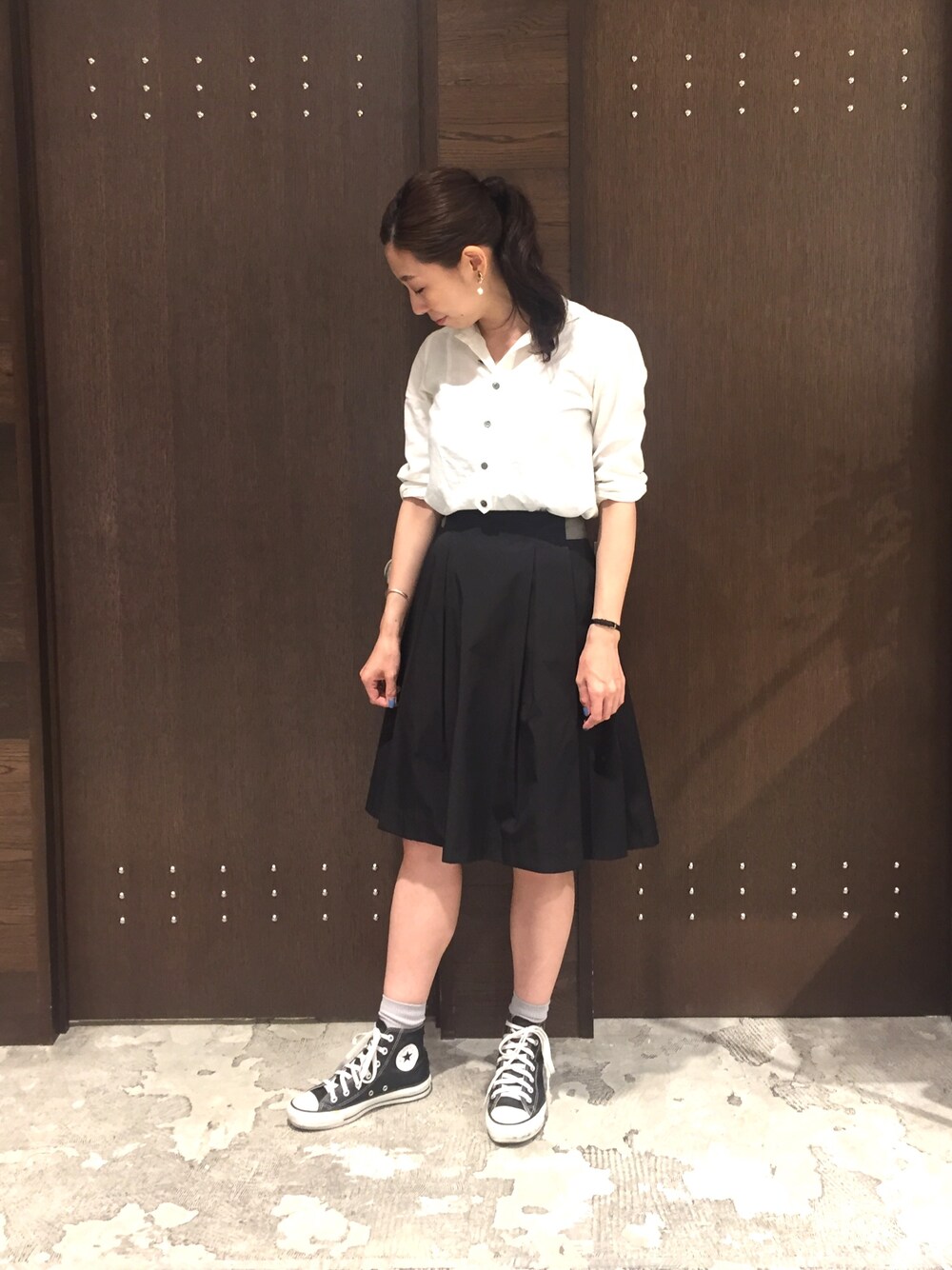 「スカート、夏、converse、モノトーン、大人カジュアル、スニーカーコーデ、ハイカットスニーカー、シャツスタイル、雨の日コーデ、アラフォー」｜「NOMBRE IMPAIRのシェイプメモリー フレアスカート（スカート、ブラック系）」を使った、tahara.さん（レディース・164cm）の夏コーディネートの1枚目の写真