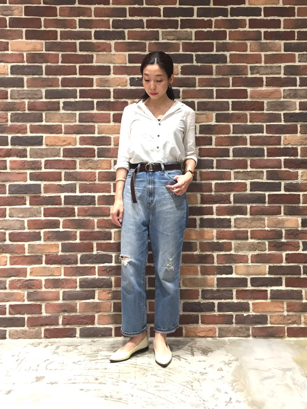 「シンプル、ハイウエスト、ラフ、シャツスタイル、ボーイズデニム、アラフォー、秋コーデ」｜「FIL DE FERの11,5ozデニム ボーイズデニム（デニムパンツ、ブルー系）」を使った、tahara.さん（レディース・164cm）の夏コーディネートの1枚目の写真