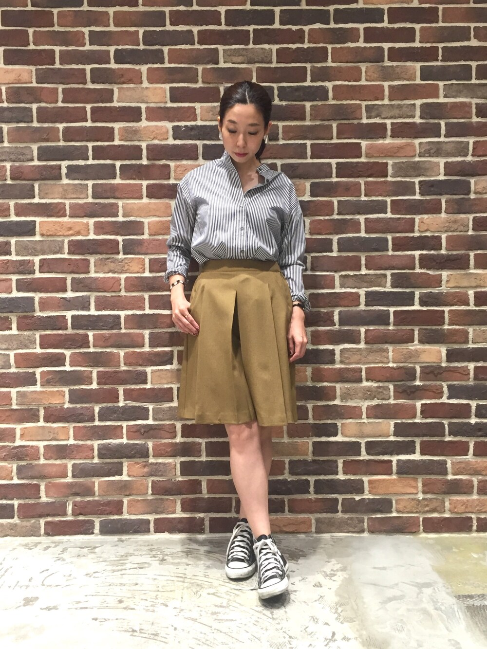 「converse、スニーカーコーデ、キャメル、大人コーデ、キュロット、シャツスタイル、アラフォー、オトナカジュアル、秋コーデ」｜「NOMBRE IMPAIRのポリエステルトロ　ハーフパンツ（その他パンツ、ベージュ系）」を使った、tahara.さん（レディース・164cm）の夏コーディネートの1枚目の写真