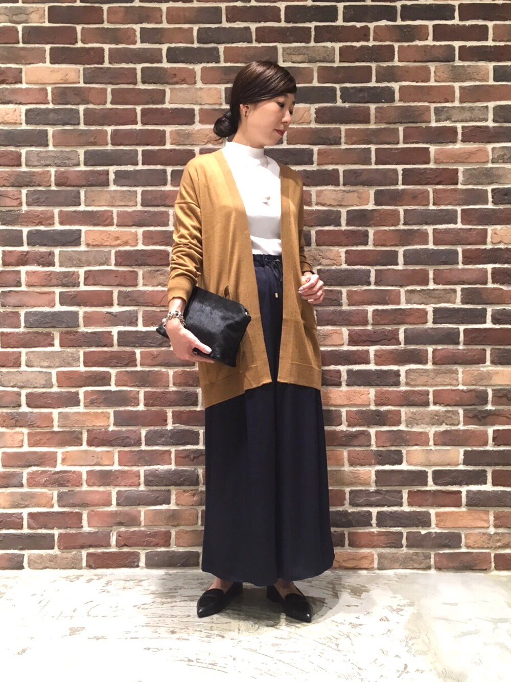 「クラッチバッグ、秋のコーデ、ハイネック、フラットシューズ、キャメル、ワイドパンツ、キレイめ、ロングカーディガン、アラフォー」｜「NOMBRE IMPAIRの4者混　ロングカーディガン（カーディガン/ボレロ、ブラウン系）」を使った、tahara.さん（レディース・164cm）の秋コーディネートの1枚目の写真