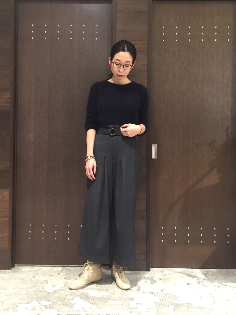 「ニット、シンプル、秋のコーデ、モノトーン、ワイドパンツ、ラフ、ウエストイン、アラフォー」｜「FIL DE FERのピンヘッドストレッチ ベルト付き９分丈パンツ（その他パンツ、グレー系）」を使った、tahara.さん（レディース・164cm）の秋コーディネートの1枚目の写真