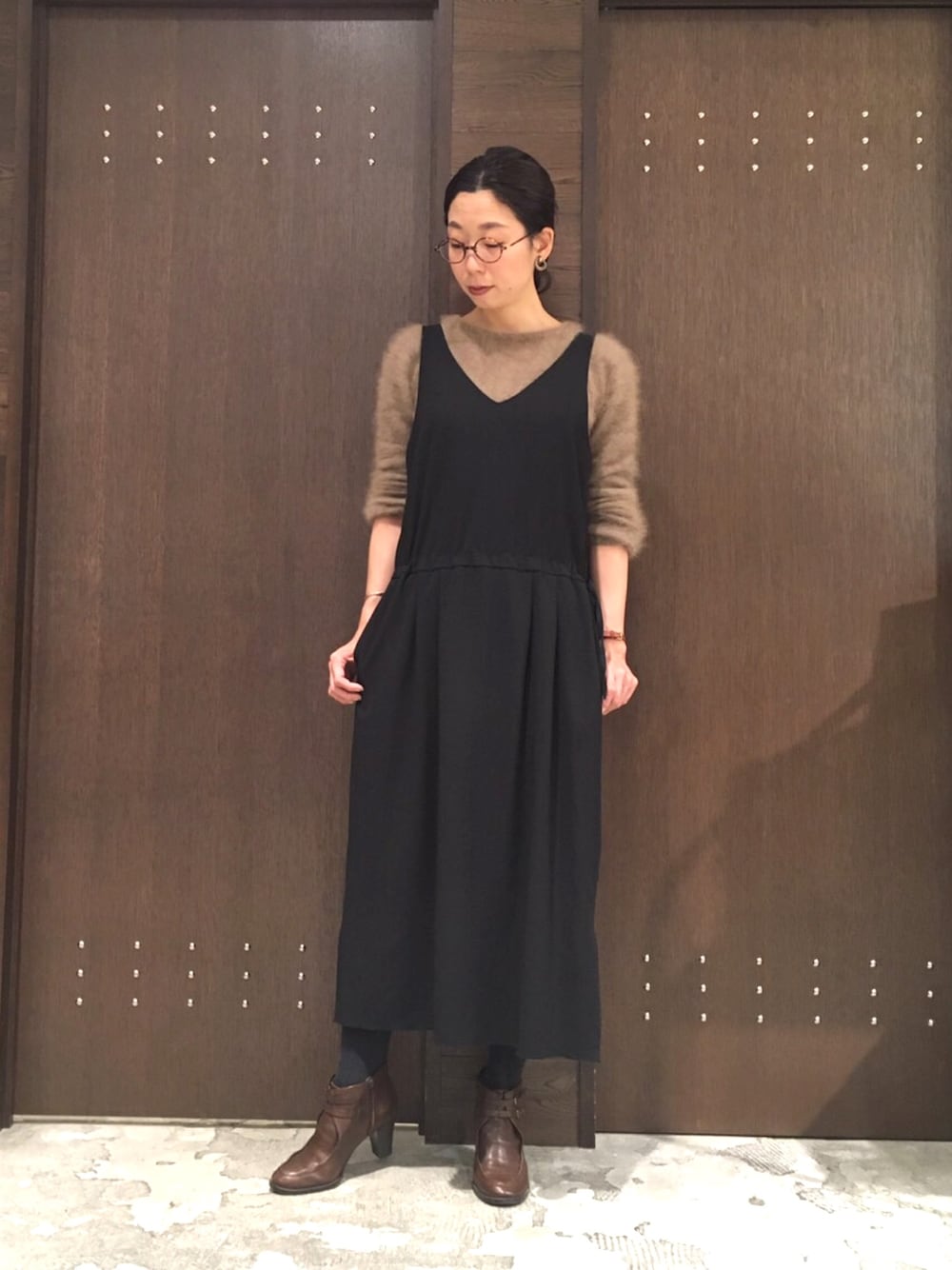 「ワンピース、黒、ショートブーツ、シンプルコーデ、カジュアルコーデ、アラフォー、オトナカジュアル、秋冬」｜「FIL DE FERのストレッチジョーゼット　ローウエストワンピース（ワンピース、ブラック系）」を使った、tahara.さん（レディース・164cm）の秋コーディネートの1枚目の写真