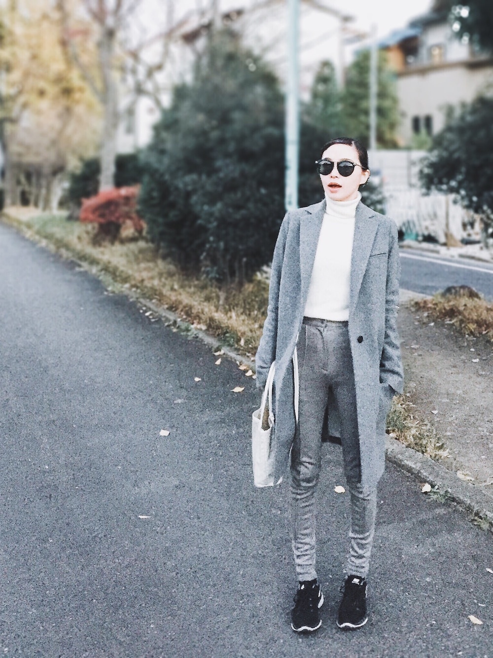 「gray、casual、weekend」｜「KEI MURAKAMIのアイテム（チェスターコート、グレー系）」を使った、Nagisa ICHIKAWAさん（レディース・156cm）の冬コーディネートの1枚目の写真